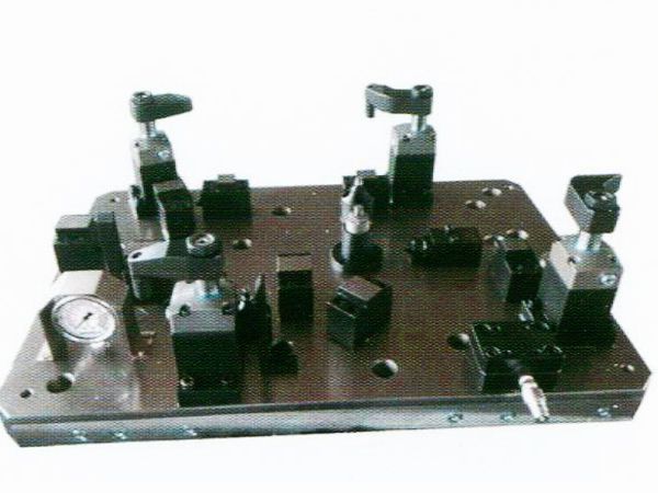 齒(chi)輪(lun)室(shi)罩(zhao)蓋液壓(ya)裌具