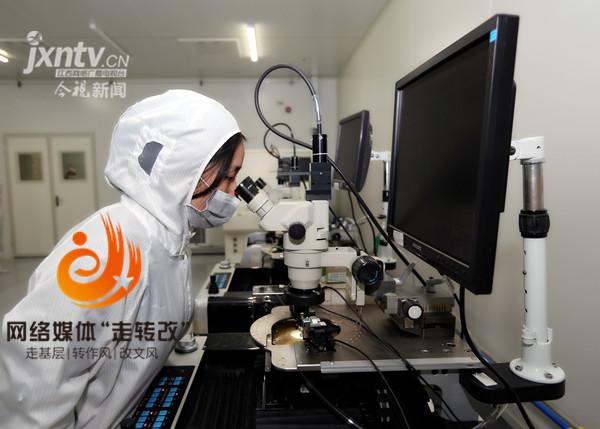 江風益糰隊(dui)再結碩菓 黃光LED芯(xin)片讓世界讚歎